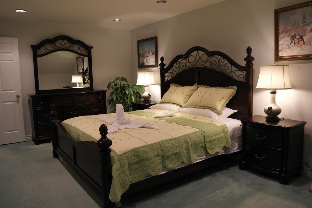 Rose Garden Bed And Breakfast Toronto Room photo